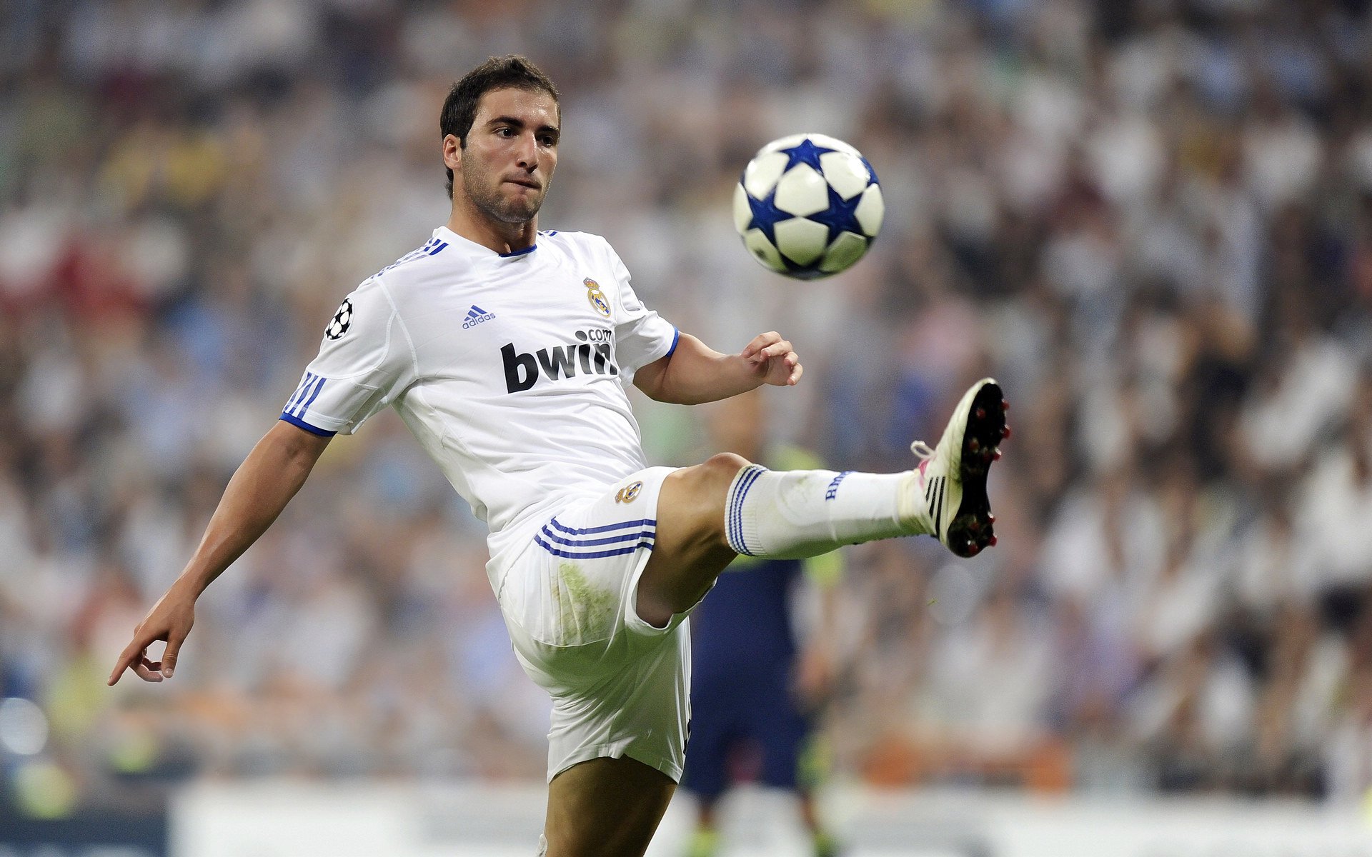 乐鱼体育App下载-中国足球裁判裁决准确率提升，行业标准不断完善，足球裁判权威